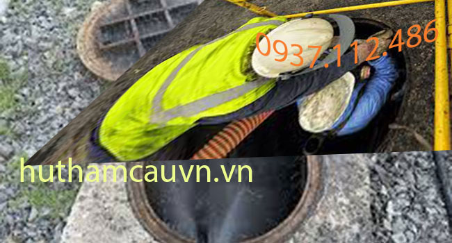 Rác thải, bùn đất tích tụ lâu ngày không được làm sạch định kỳ