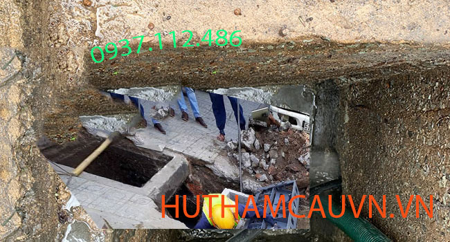 Nắp hố ga có nhiều rác và bùn đất